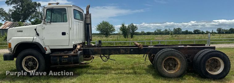 image for item DY0241 1994 Ford L9000 truck cab and chassis