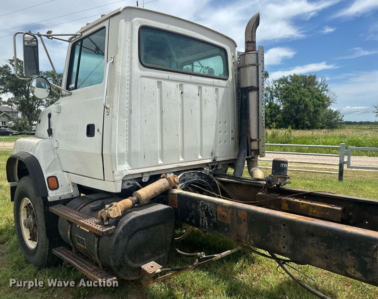 image for item DY0241 1994 Ford L9000 truck cab and chassis