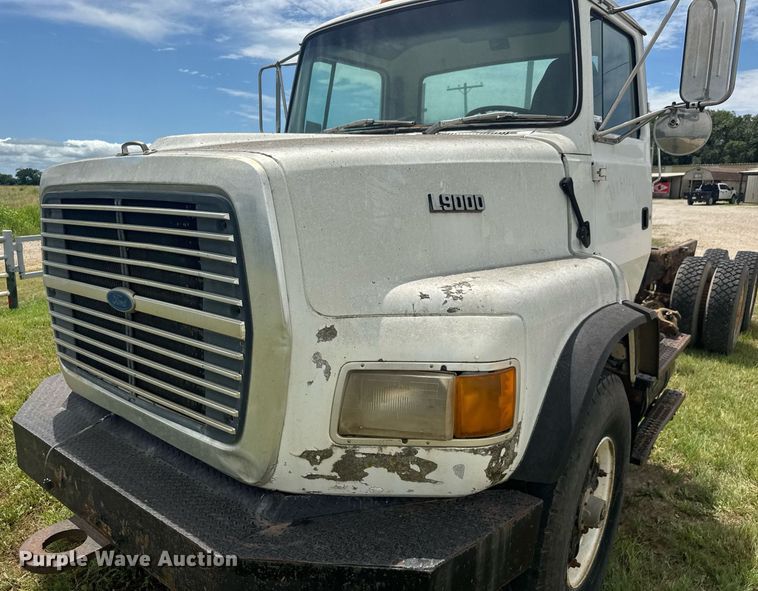 image for item DY0241 1994 Ford L9000 truck cab and chassis