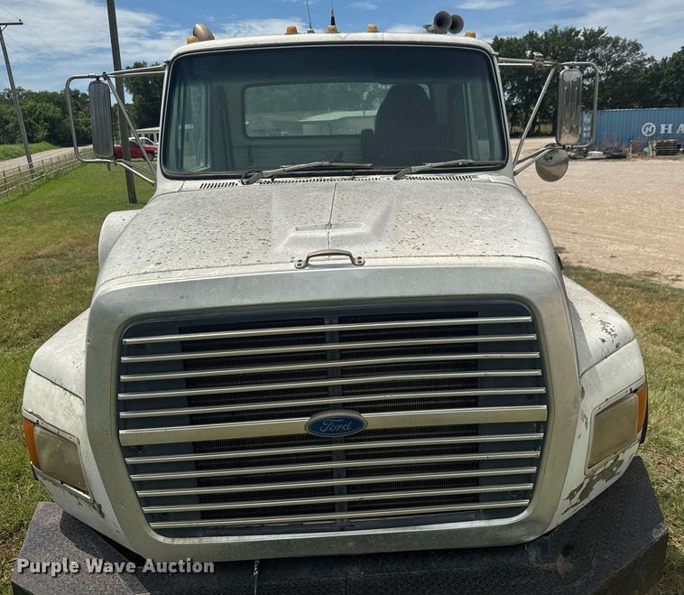 image for item DY0241 1994 Ford L9000 truck cab and chassis