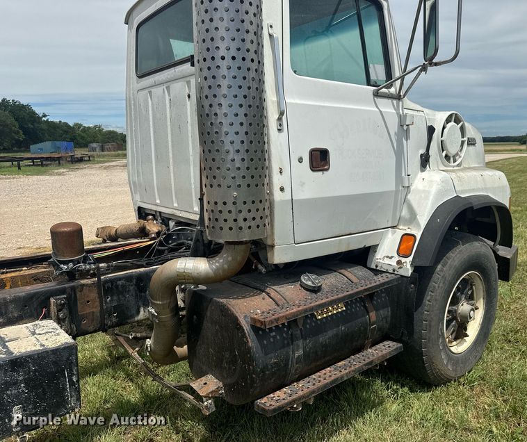 image for item DY0241 1994 Ford L9000 truck cab and chassis