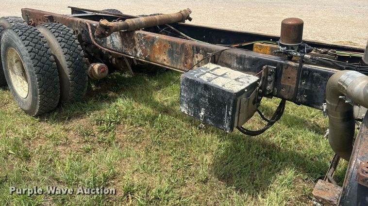 image for item DY0241 1994 Ford L9000 truck cab and chassis