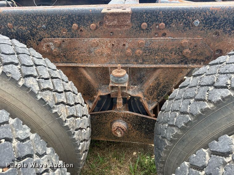 image for item DY0241 1994 Ford L9000 truck cab and chassis