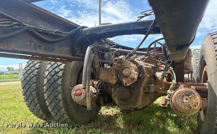 image for item DY0241 1994 Ford L9000 truck cab and chassis