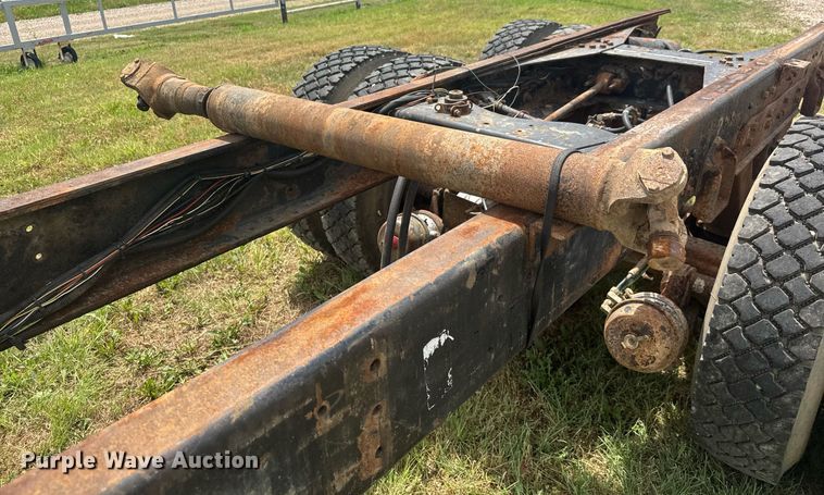 image for item DY0241 1994 Ford L9000 truck cab and chassis