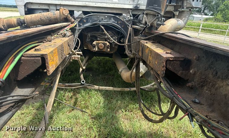 image for item DY0241 1994 Ford L9000 truck cab and chassis