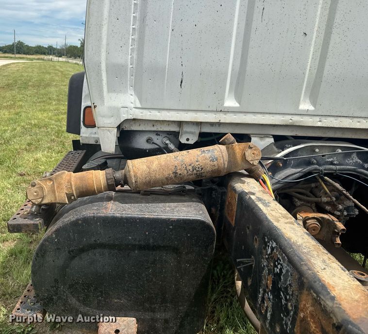 image for item DY0241 1994 Ford L9000 truck cab and chassis