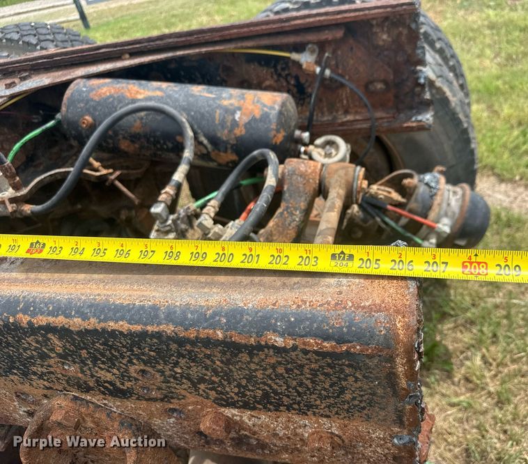 image for item DY0241 1994 Ford L9000 truck cab and chassis