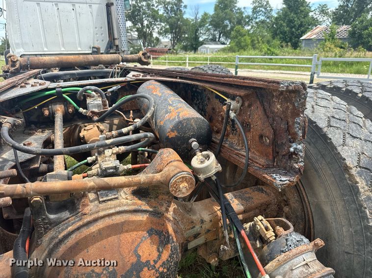 image for item DY0241 1994 Ford L9000 truck cab and chassis