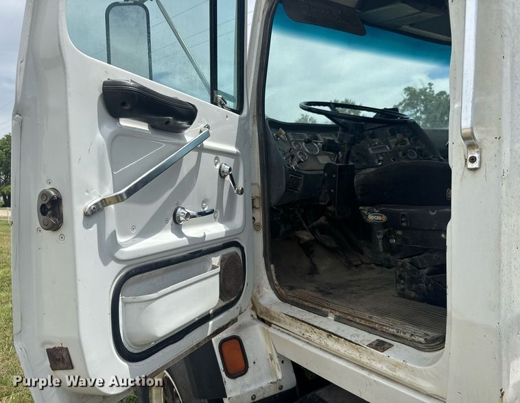image for item DY0241 1994 Ford L9000 truck cab and chassis