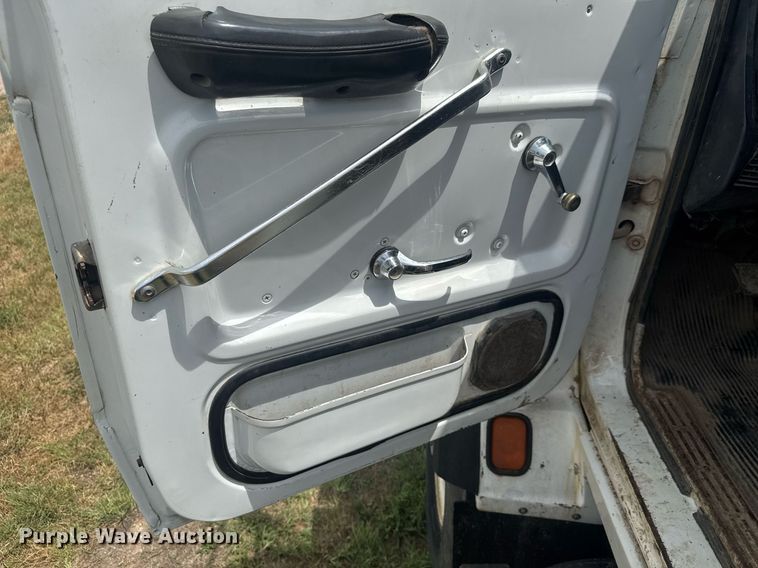 image for item DY0241 1994 Ford L9000 truck cab and chassis