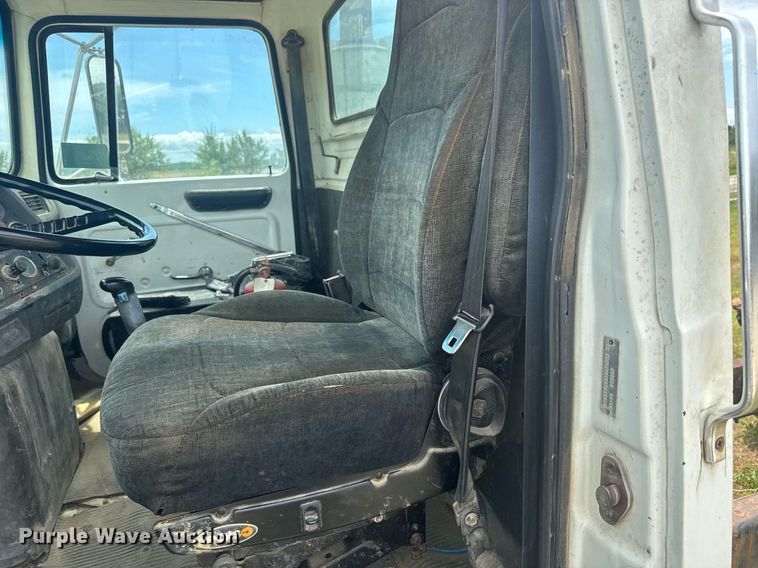 image for item DY0241 1994 Ford L9000 truck cab and chassis