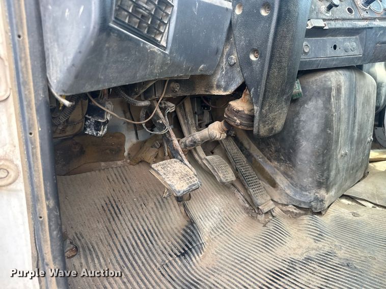 image for item DY0241 1994 Ford L9000 truck cab and chassis