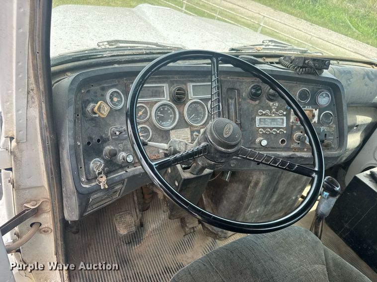 image for item DY0241 1994 Ford L9000 truck cab and chassis