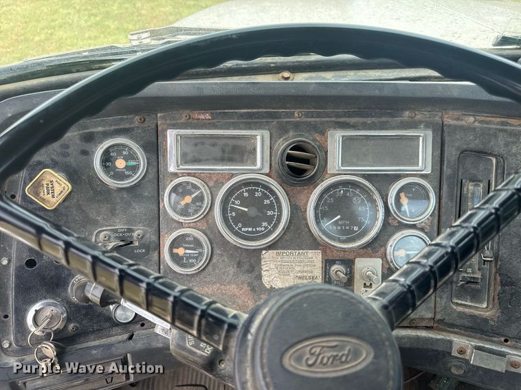 image for item DY0241 1994 Ford L9000 truck cab and chassis