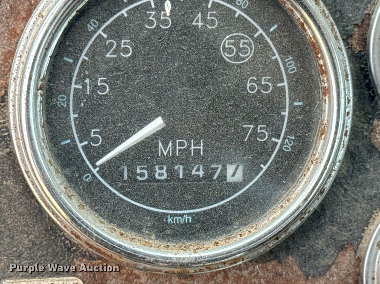 image for item DY0241 1994 Ford L9000 truck cab and chassis