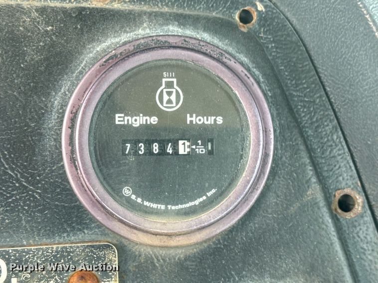 image for item DY0241 1994 Ford L9000 truck cab and chassis