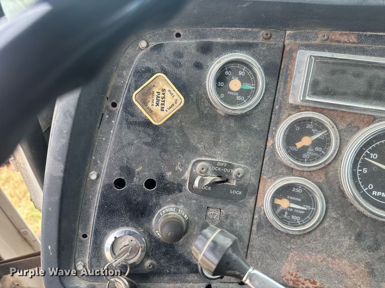 image for item DY0241 1994 Ford L9000 truck cab and chassis