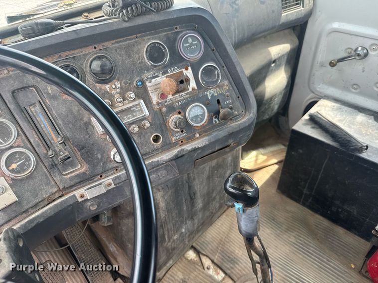 image for item DY0241 1994 Ford L9000 truck cab and chassis