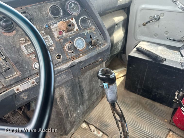 image for item DY0241 1994 Ford L9000 truck cab and chassis