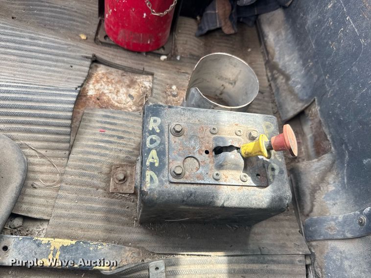 image for item DY0241 1994 Ford L9000 truck cab and chassis