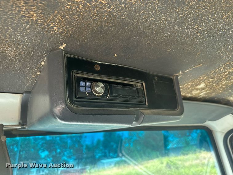 image for item DY0241 1994 Ford L9000 truck cab and chassis