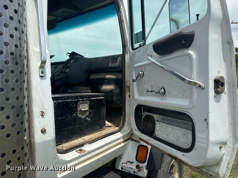 image for item DY0241 1994 Ford L9000 truck cab and chassis