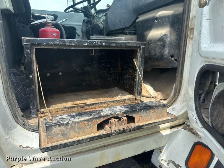 image for item DY0241 1994 Ford L9000 truck cab and chassis