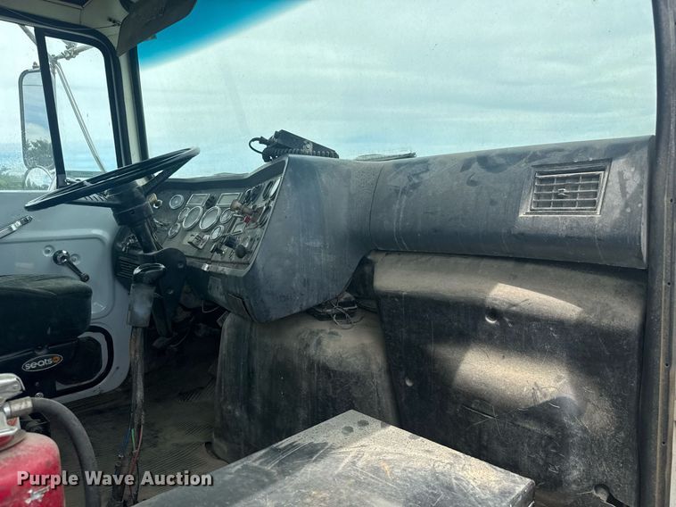 image for item DY0241 1994 Ford L9000 truck cab and chassis