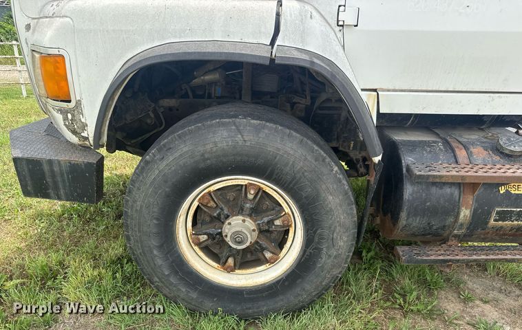 image for item DY0241 1994 Ford L9000 truck cab and chassis