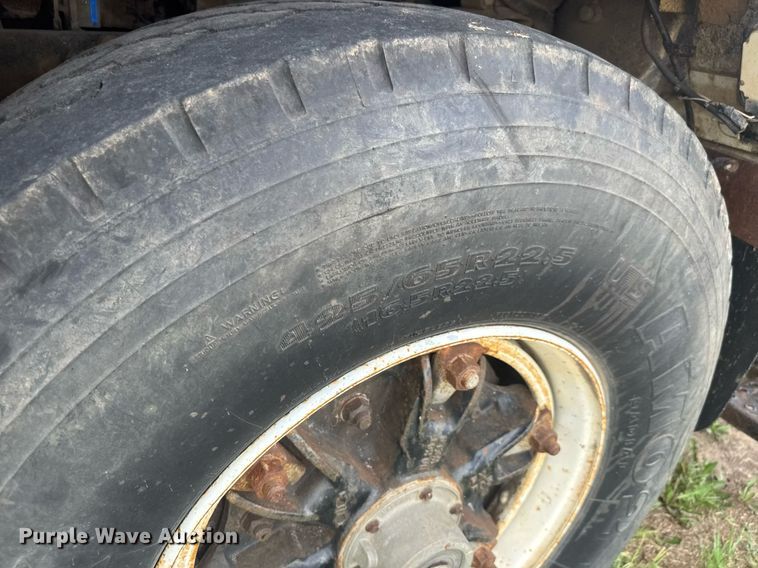 image for item DY0241 1994 Ford L9000 truck cab and chassis