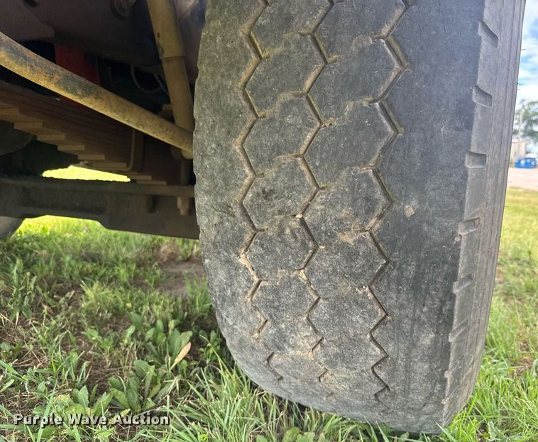 image for item DY0241 1994 Ford L9000 truck cab and chassis