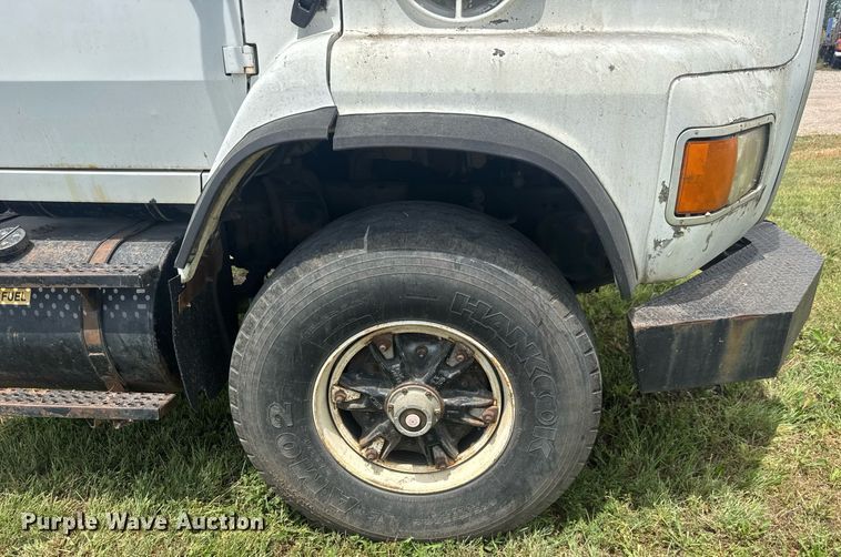 image for item DY0241 1994 Ford L9000 truck cab and chassis