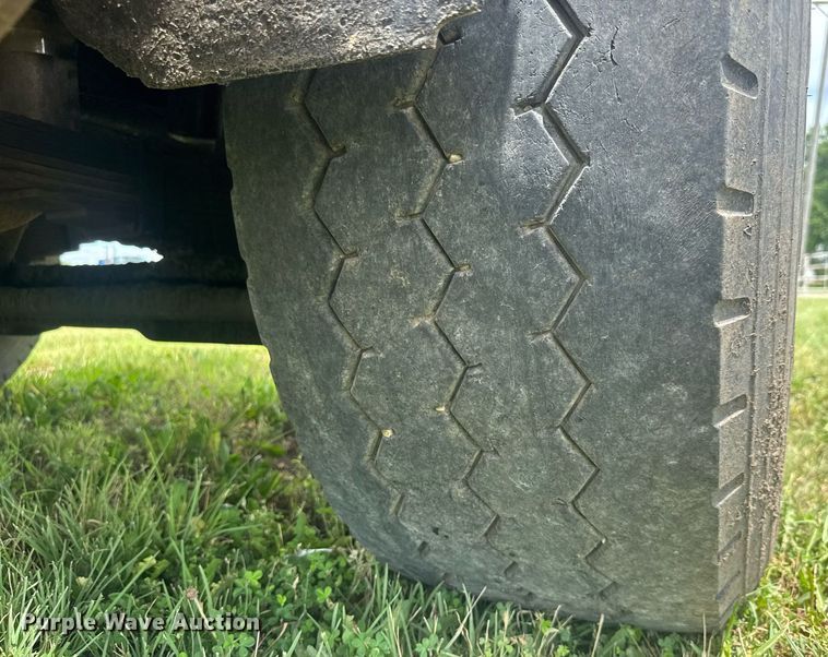 image for item DY0241 1994 Ford L9000 truck cab and chassis