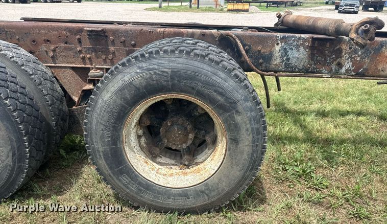 image for item DY0241 1994 Ford L9000 truck cab and chassis