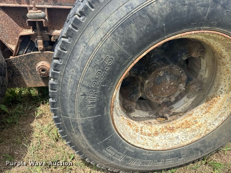 image for item DY0241 1994 Ford L9000 truck cab and chassis