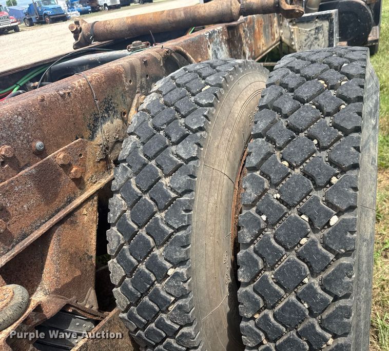 image for item DY0241 1994 Ford L9000 truck cab and chassis