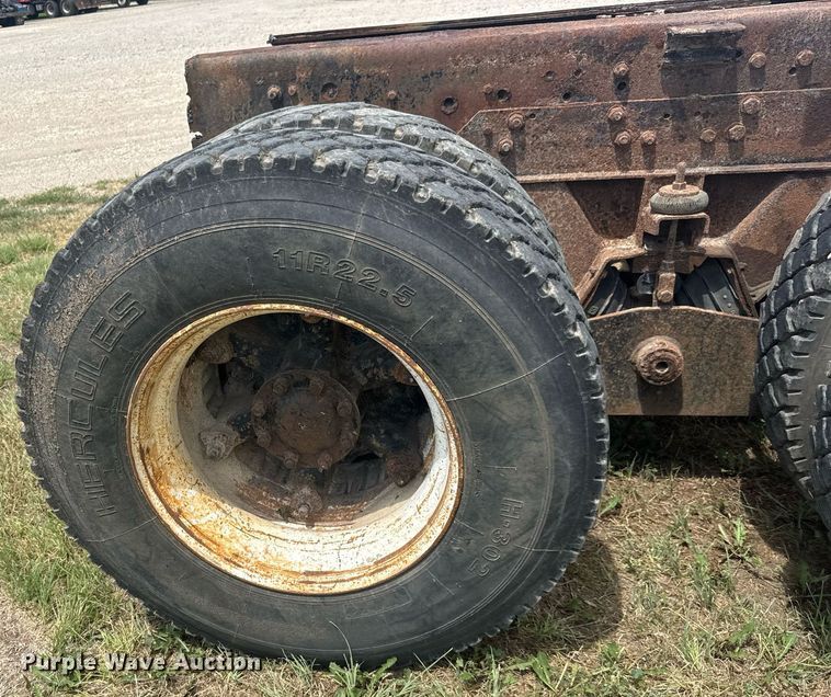 image for item DY0241 1994 Ford L9000 truck cab and chassis