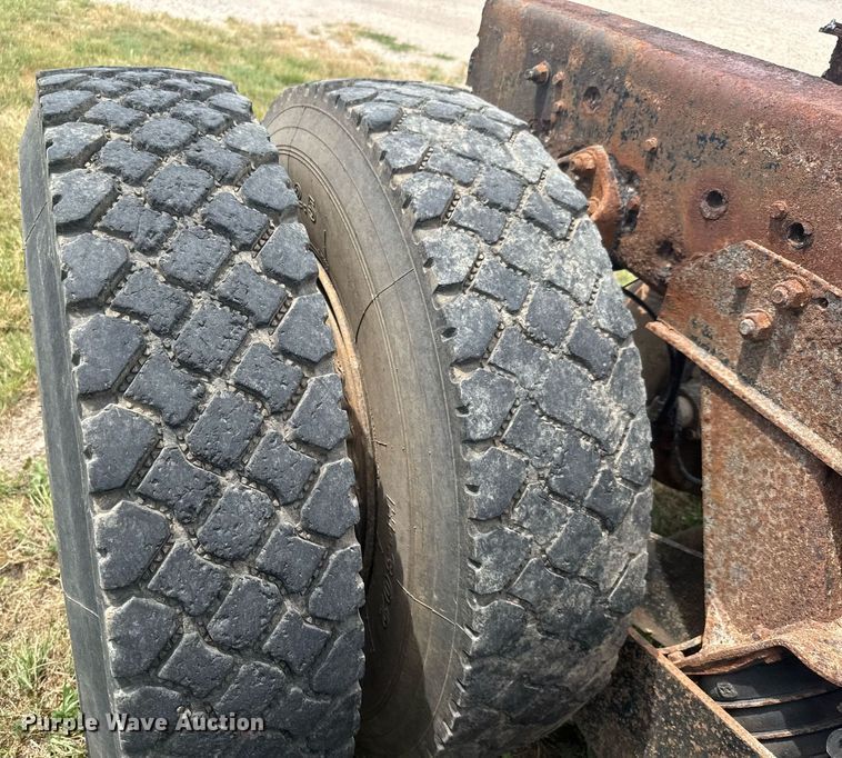 image for item DY0241 1994 Ford L9000 truck cab and chassis