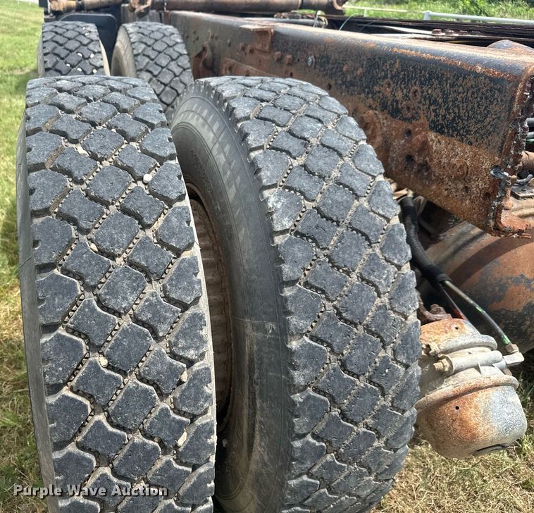 image for item DY0241 1994 Ford L9000 truck cab and chassis