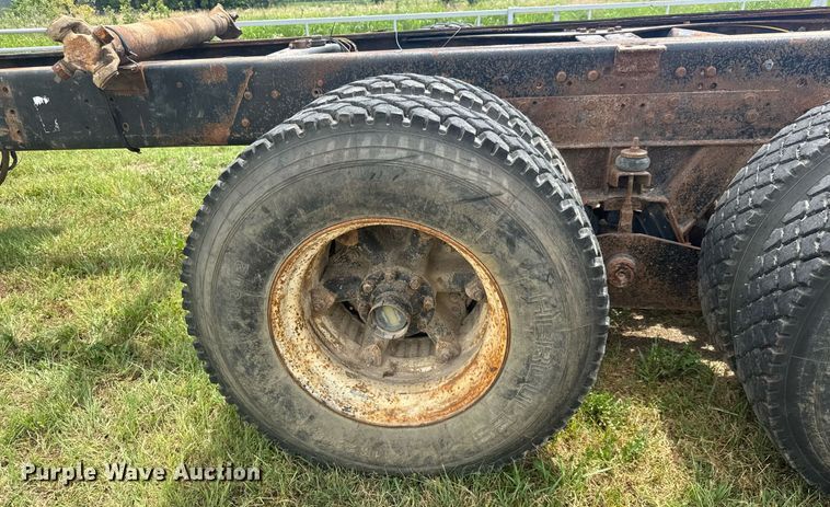 image for item DY0241 1994 Ford L9000 truck cab and chassis