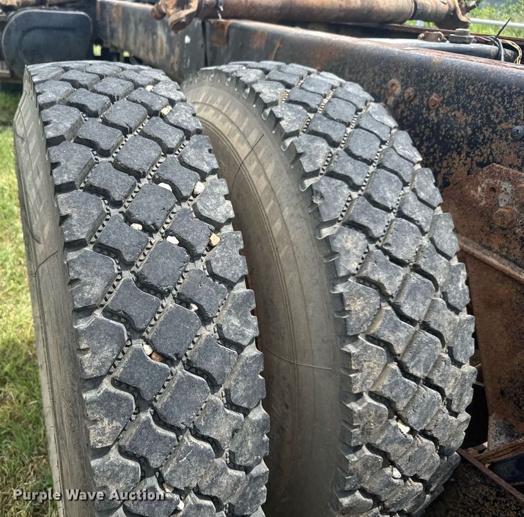 image for item DY0241 1994 Ford L9000 truck cab and chassis