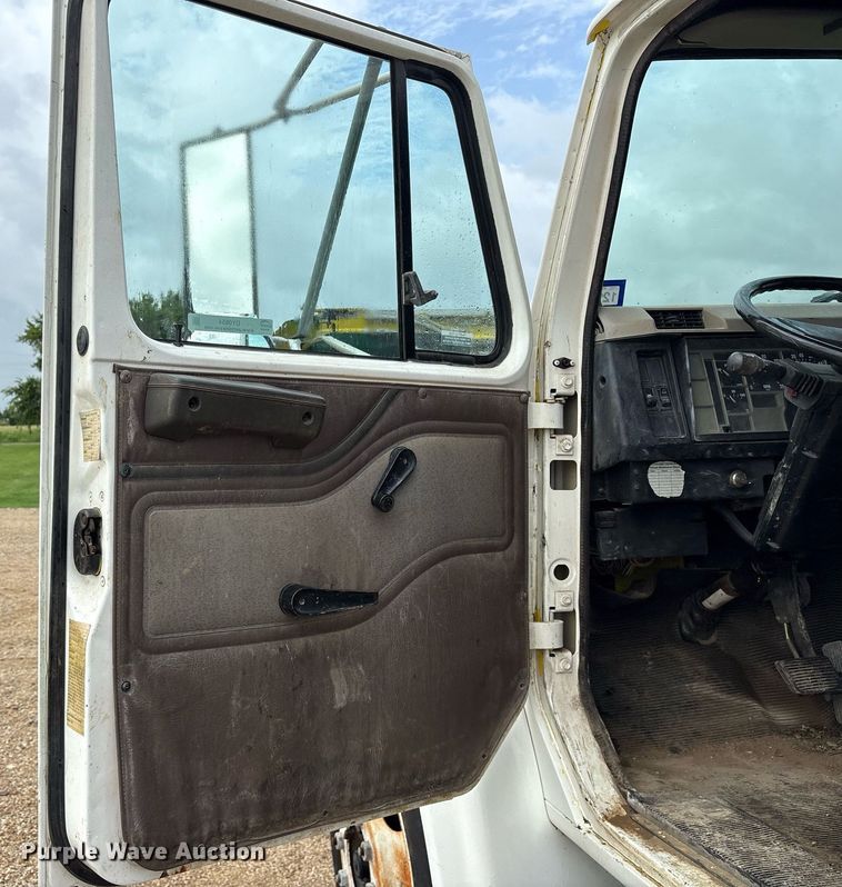 image for item DY0654 2001 International 4700 dump flatbed truck