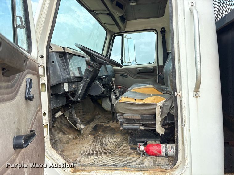 image for item DY0654 2001 International 4700 dump flatbed truck