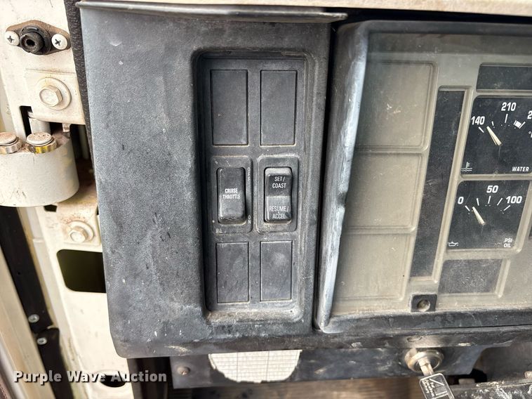 image for item DY0654 2001 International 4700 dump flatbed truck