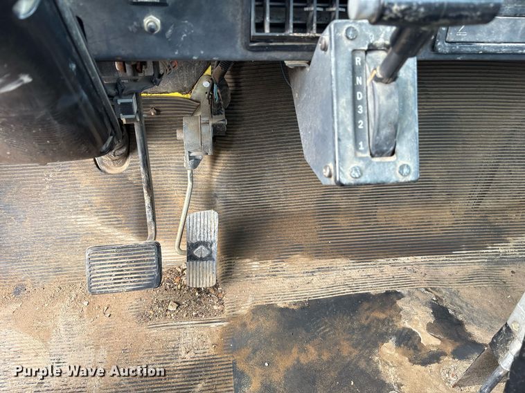 image for item DY0654 2001 International 4700 dump flatbed truck