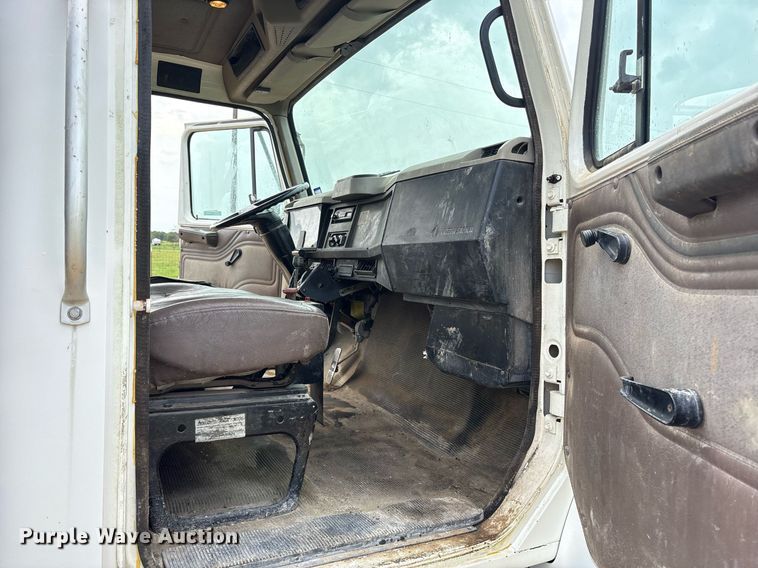 image for item DY0654 2001 International 4700 dump flatbed truck