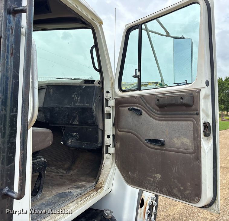 image for item DY0654 2001 International 4700 dump flatbed truck