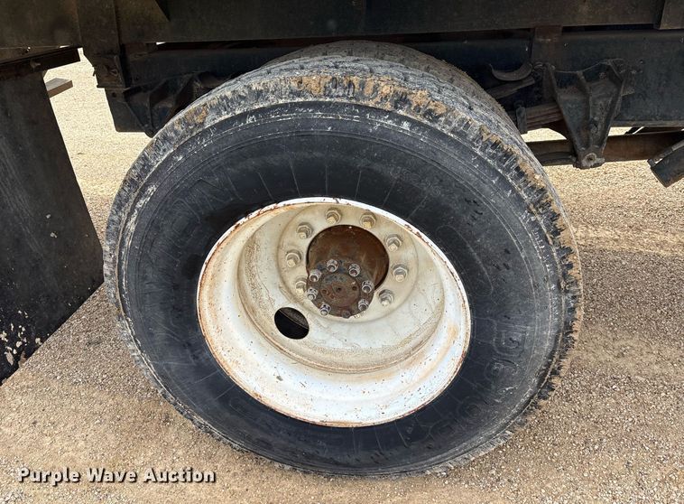 image for item DY0654 2001 International 4700 dump flatbed truck