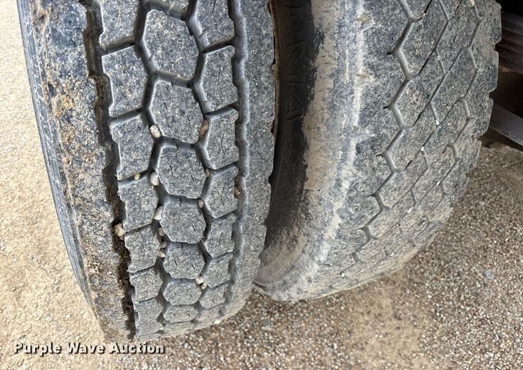 image for item DY0654 2001 International 4700 dump flatbed truck